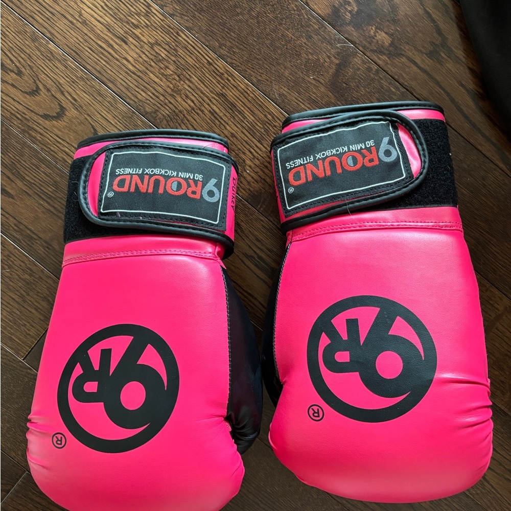 9 Round boxing gloves. Clean, hardly used. Have not been used in years.